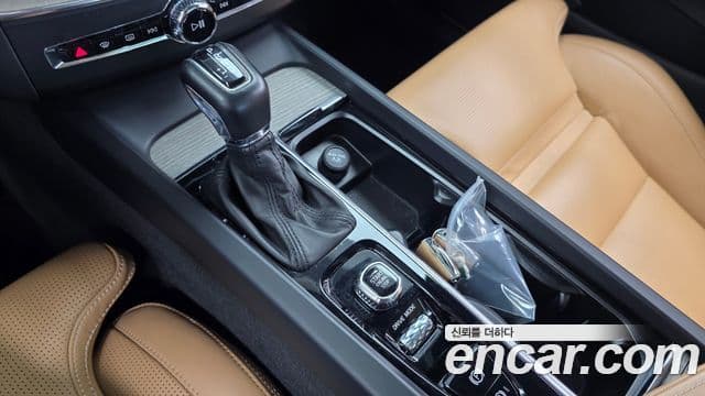 Volvo XC60 2018 — Şəkil 9/20