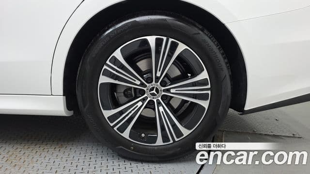 Mercedes-Benz E-Class 2025 — Photo 22/33