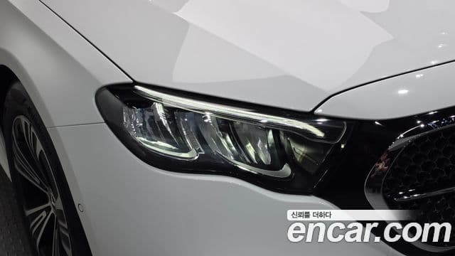 Mercedes-Benz E-Class 2025 — Photo 26/33