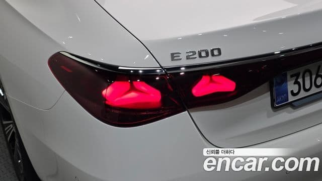 Mercedes-Benz E-Class 2025 — Photo 12/33