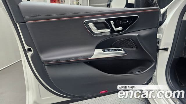 Mercedes-Benz E-Class 2025 — Photo 3/33