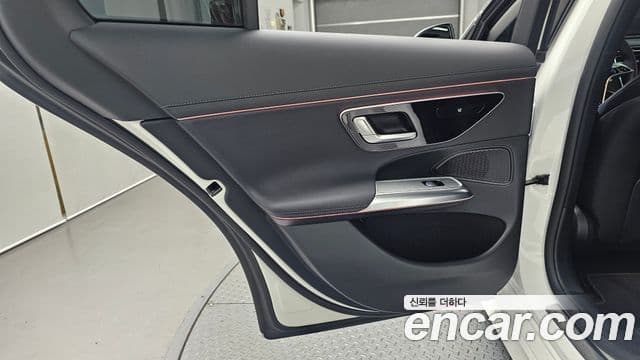 Mercedes-Benz E-Class 2025 — Photo 23/33