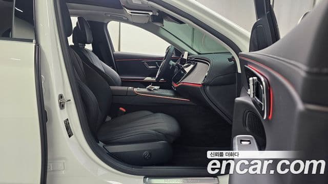 Mercedes-Benz E-Class 2025 — Photo 27/33