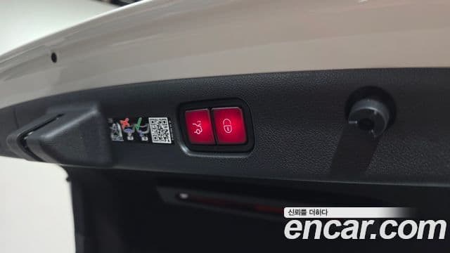 Mercedes-Benz E-Class 2025 — Photo 7/33
