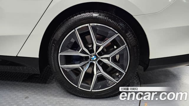 BMW 5 Series 2025 — Photo 28/32