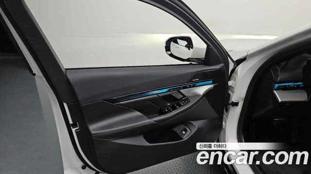 BMW 5 Series 2025 — Photo 31/32