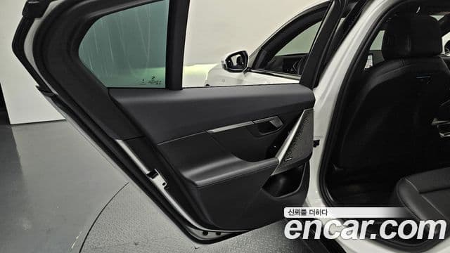 BMW 5 Series 2025 — Photo 16/32