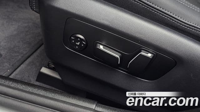 BMW 5 Series 2025 — Photo 17/32