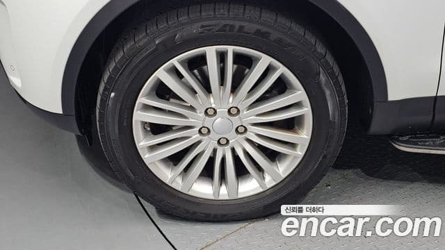 Land Rover Discovery 5 2018 — ფოტო 5/20