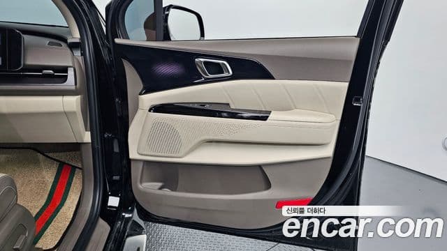 Kia Carnival 2021 — ფოტო 14/30