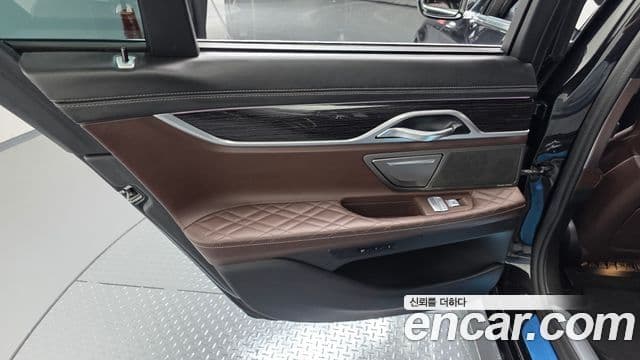 BMW 7 Series 2019 — Photo 30/34