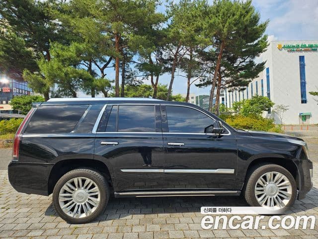 Cadillac Escalade 2019 — ფოტო 13/20