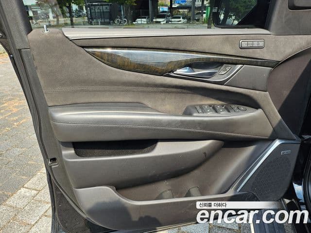 Cadillac Escalade 2019 — ფოტო 4/20