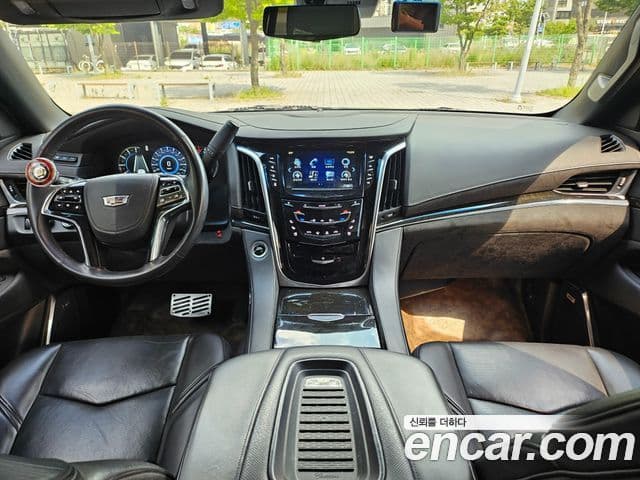 Cadillac Escalade 2019 — ფოტო 18/20