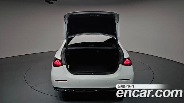 Mercedes-Benz E-Class 2025 — ფოტო 32/36