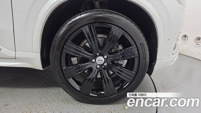 Volvo XC90 2021 — Photo 18/34