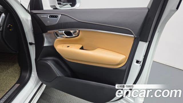 Volvo XC90 2021 — Photo 30/34