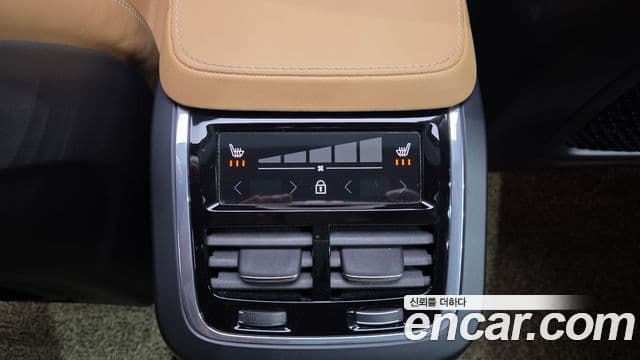 Volvo XC90 2021 — Photo 15/34