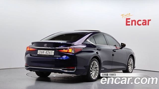 Lexus ES300h 2019 — ფოტო 2/20