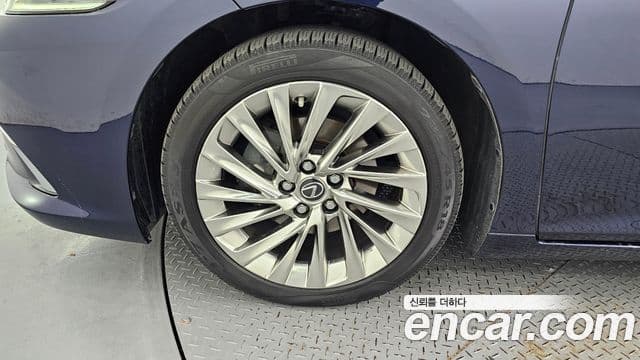 Lexus ES300h 2019 — ფოტო 5/20