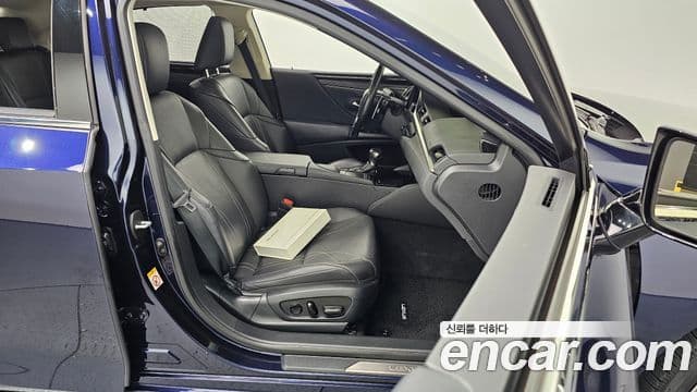 Lexus ES300h 2019 — ფოტო 10/20