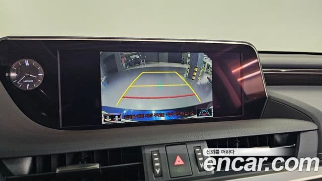Lexus ES300h 2019 — ფოტო 14/20