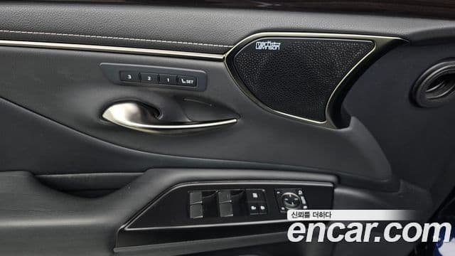 Lexus ES300h 2019 — ფოტო 16/20