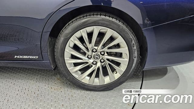 Lexus ES300h 2019 — Photo 30/34