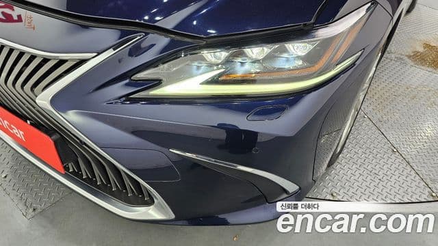 Lexus ES300h 2019 — Photo 6/34