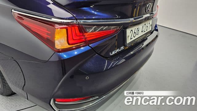 Lexus ES300h 2019 — Photo 33/34