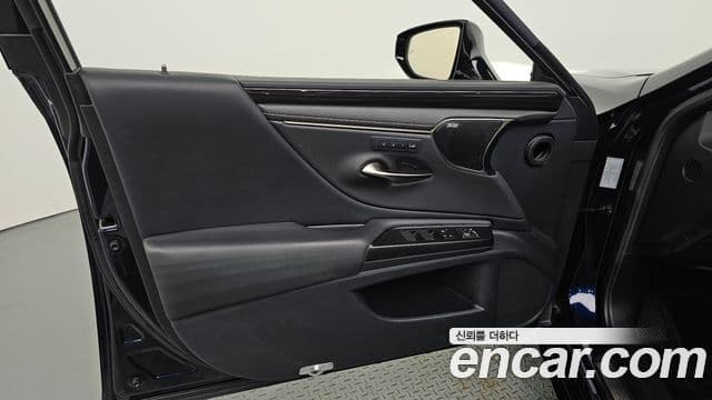 Lexus ES300h 2019 — Photo 20/34