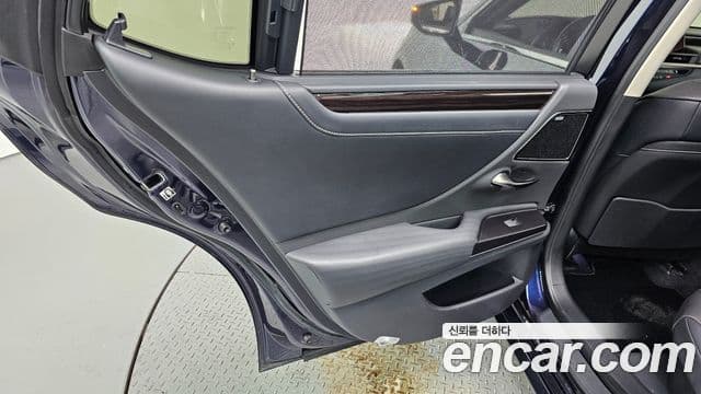 Lexus ES300h 2019 — Photo 31/34