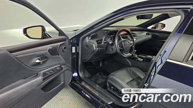 Lexus ES300h 2019 — Photo 4/34