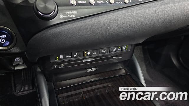 Lexus ES300h 2019 — Photo 28/34