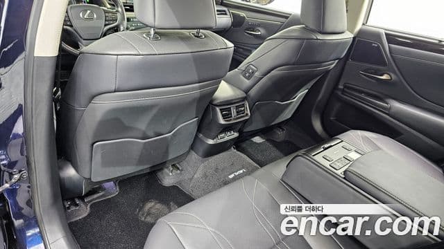 Lexus ES300h 2019 — Photo 23/34