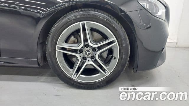 Mercedes-Benz E-Class 2023 — ფოტო 4/17