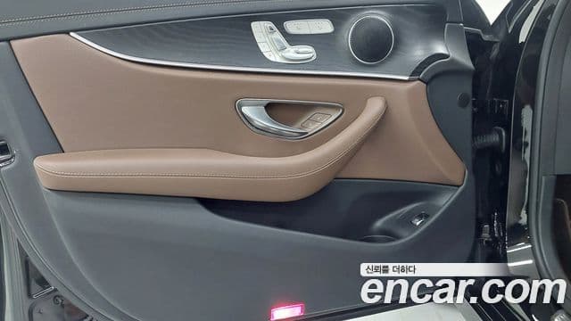 Mercedes-Benz E-Class 2023 — ფოტო 14/17