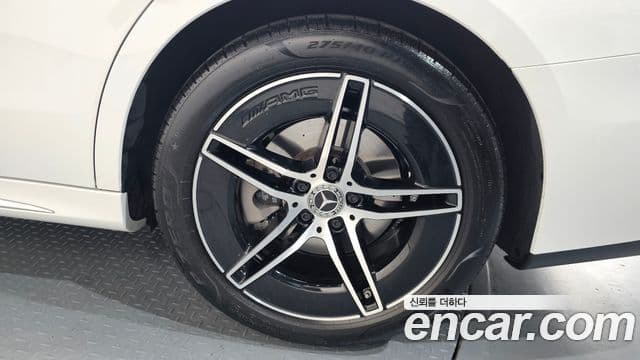 Mercedes-Benz E-Class 2025 — Photo 4/33