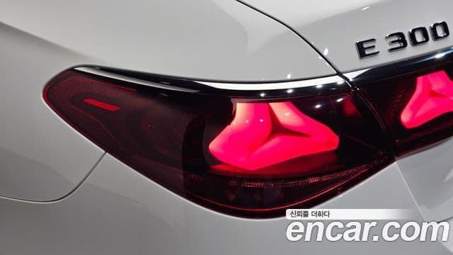 Mercedes-Benz E-Class 2025 — Photo 17/33