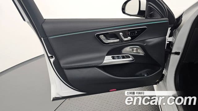 Mercedes-Benz E-Class 2025 — Photo 18/33