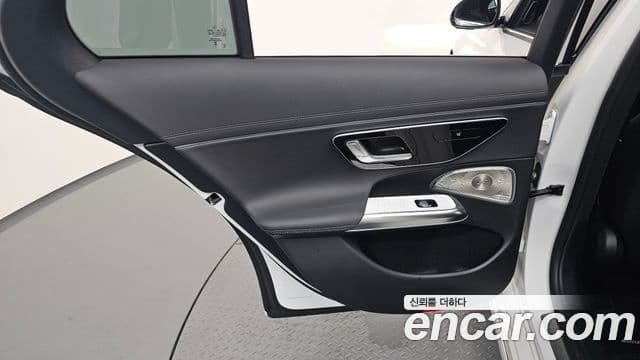 Mercedes-Benz E-Class 2025 — Photo 7/33