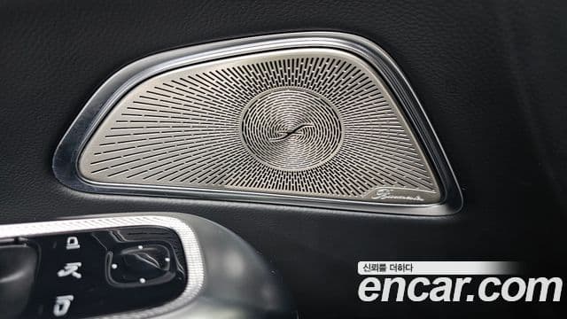 Mercedes-Benz E-Class 2025 — Photo 8/33