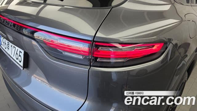 Porsche Cayenne 2019 — Photo 11/32
