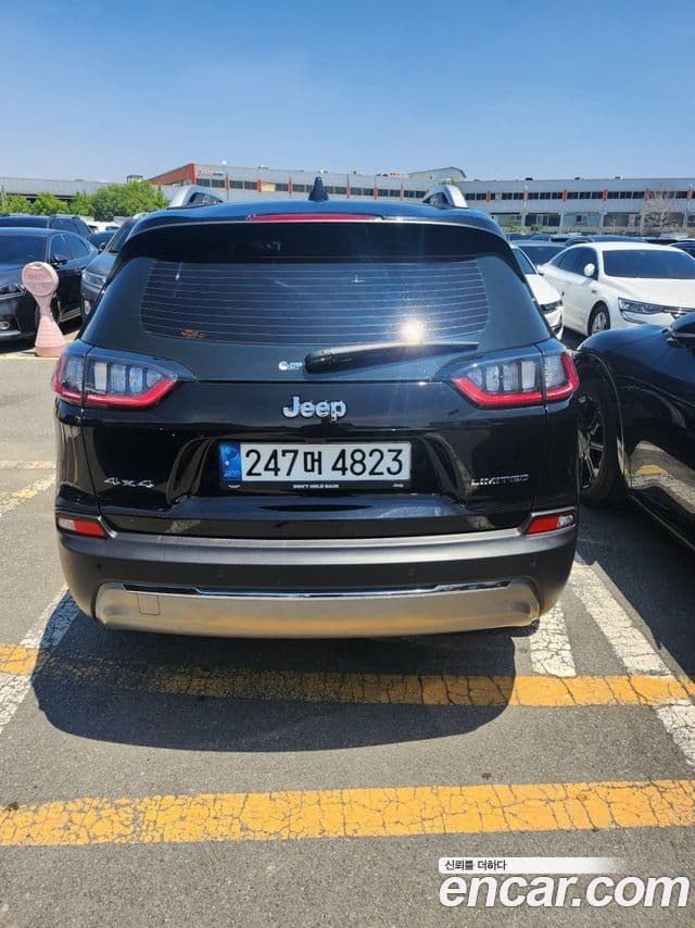 Jeep Cherokee 2021 — Photo 7/8