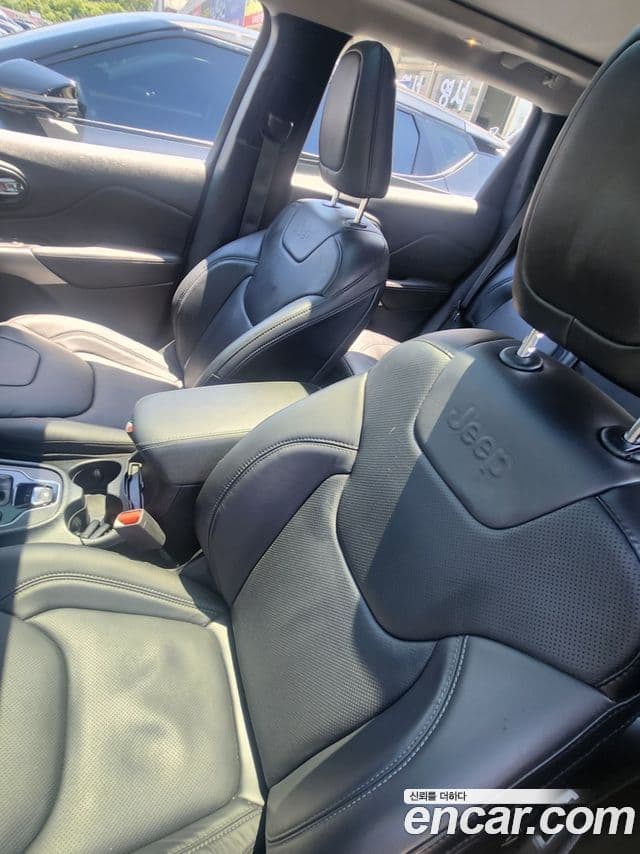 Jeep Cherokee 2021 — Photo 3/8