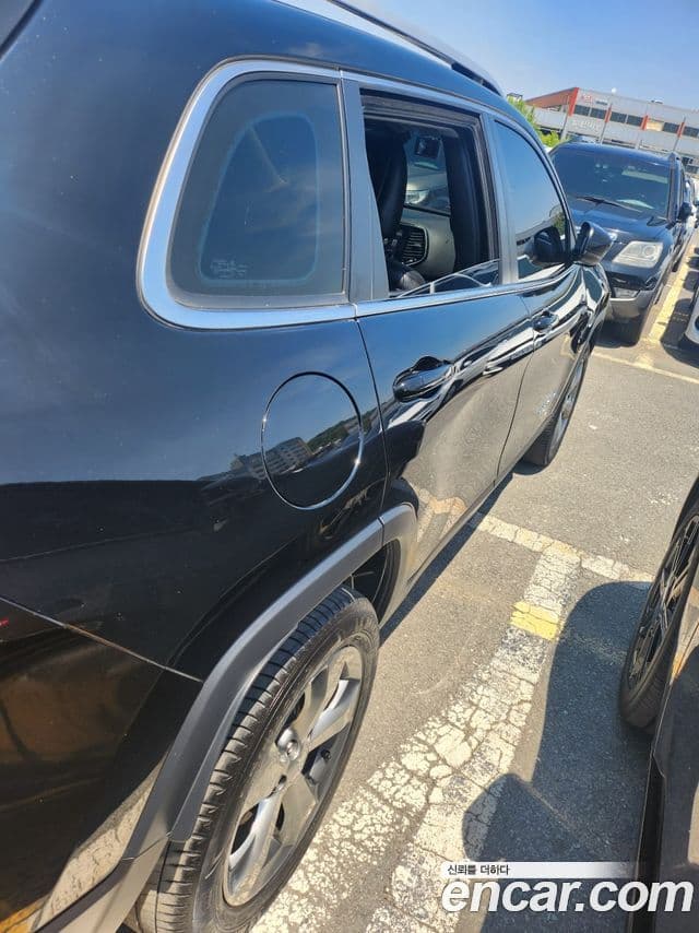 Jeep Cherokee 2021 — Photo 2/8