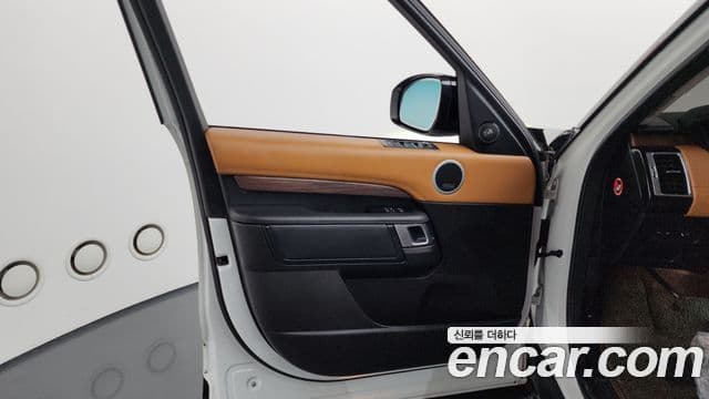 Land Rover Discovery 5 2018 — Photo 11/39