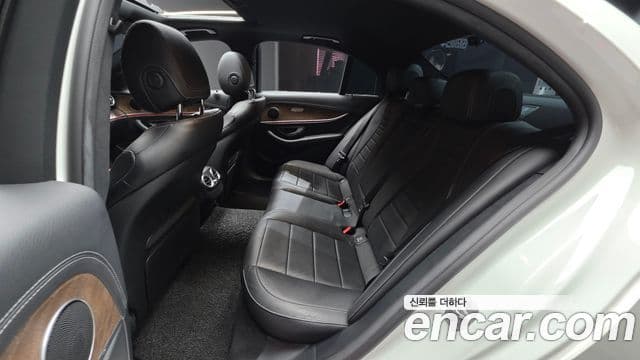 Mercedes-Benz E-Class 2022 — Фото 12/20