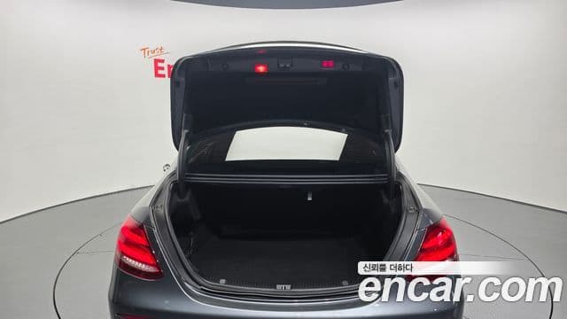 Mercedes-Benz E-Class 2018 — Şəkil 19/20