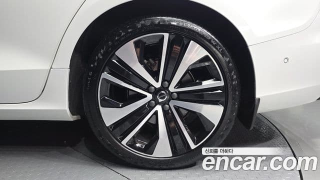 Volvo S60 2024 — ფოტო 4/20